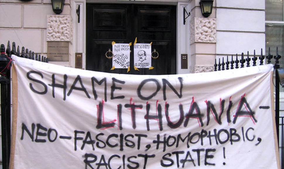 Plakatas ant Lietuvos ambasados Londone  vartu