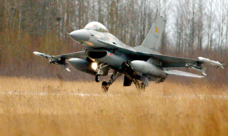 2004 m. kovo 29 d. Šiaulių aerodrome nusileidę Belgijos karališkųjų oro pajėgų naikintuvai F-16 Fighting Falcon