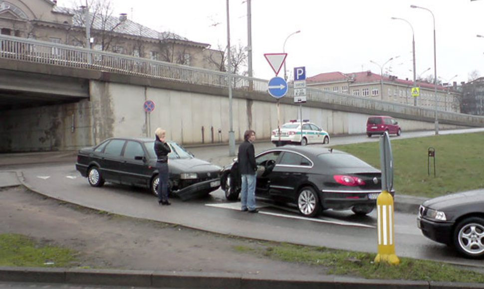 Vienpusio eismo gatvėje kaktomuša susidūrė du automobiliai