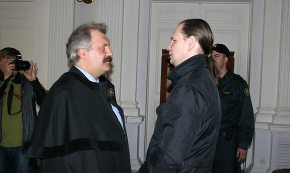 Konstantinas Michailovas su advokatu