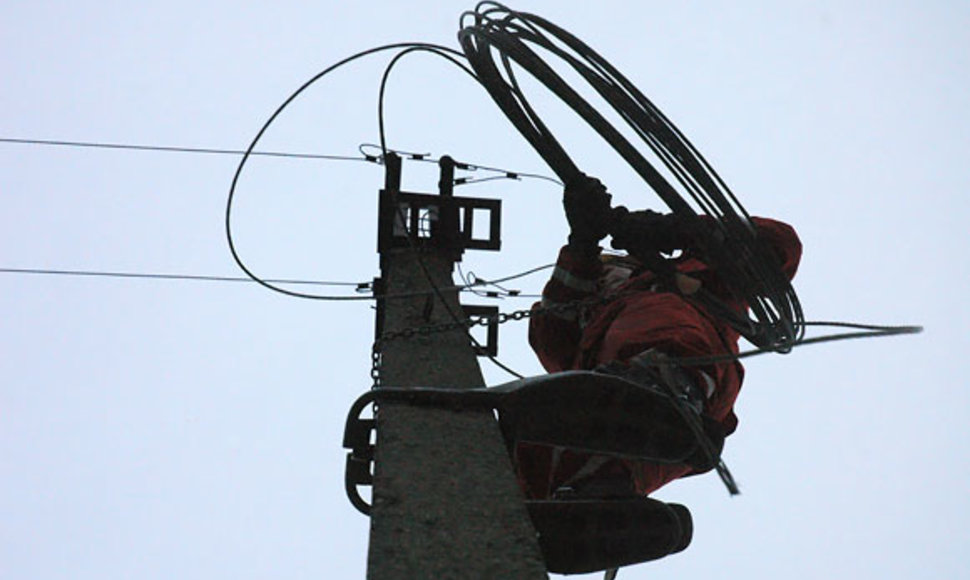 Elektrikas tvarko per avariją nutrauktus laidus