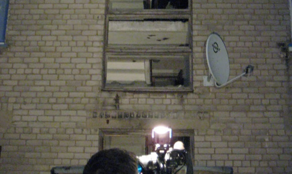 Per sprogimą namo laiptinėje išdužo langai