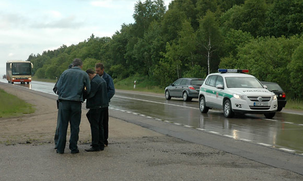 Policininkas vairuotojus moko pildyti eismo įvykio deklaraciją