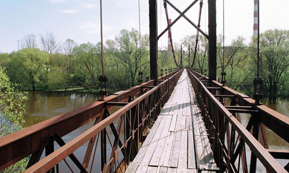 Pėsčiųjų tiltas, per kurį nutiestą kabelį buvo bandoma pavogti