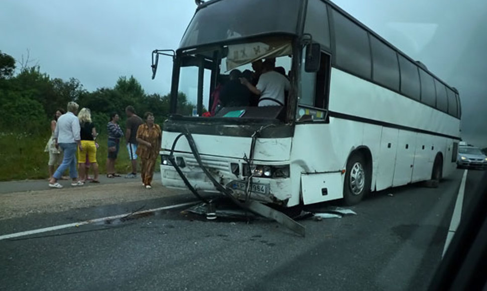Per avariją prie Plungės apgadintas autobusas