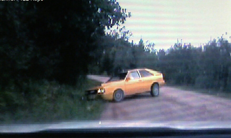 Nuo pareigūnų sprukęs automobilis