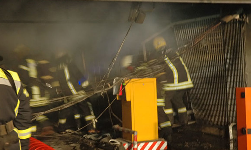 Ugniagesiai traukia konteinerį, kuriame degė šiukšlės