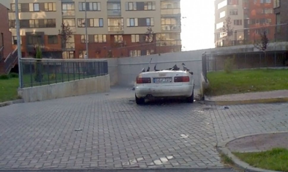 Jonažolių g. Vilniuje sudegintas automobilis