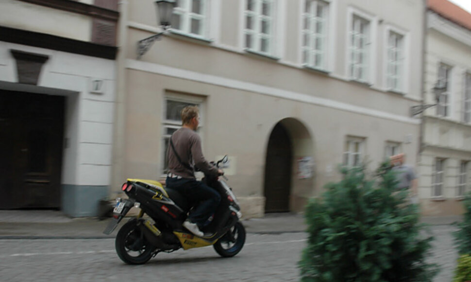 Mopedų vairuotojai retai dėvi šalmus