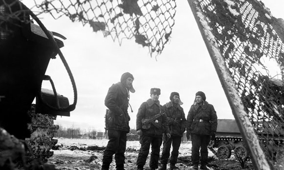 V.Uschopčiko kareiviai prie TV bokšto sausio 13-osios rytą