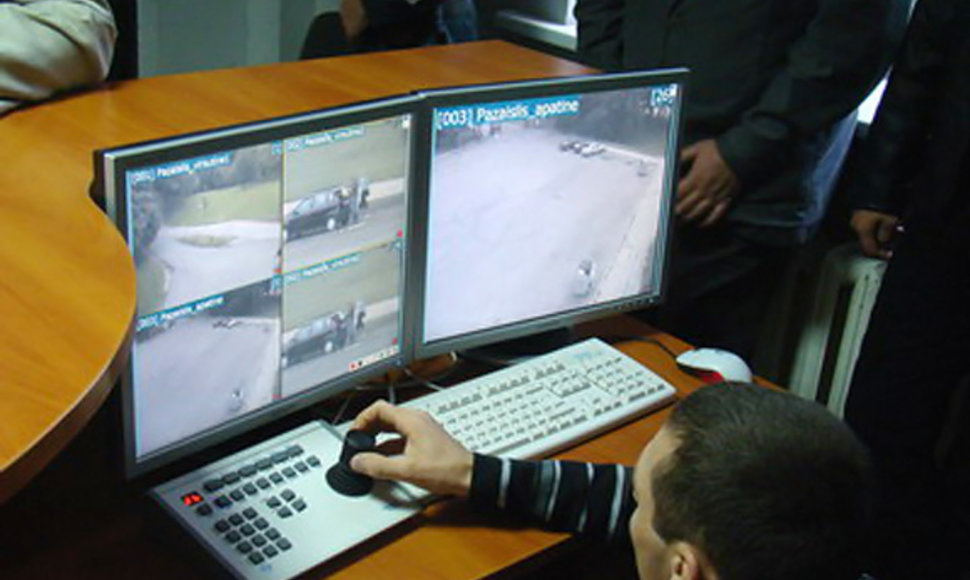 Kauno pareigūnai stebi vaizdo kamerų perduodamą vaizdą