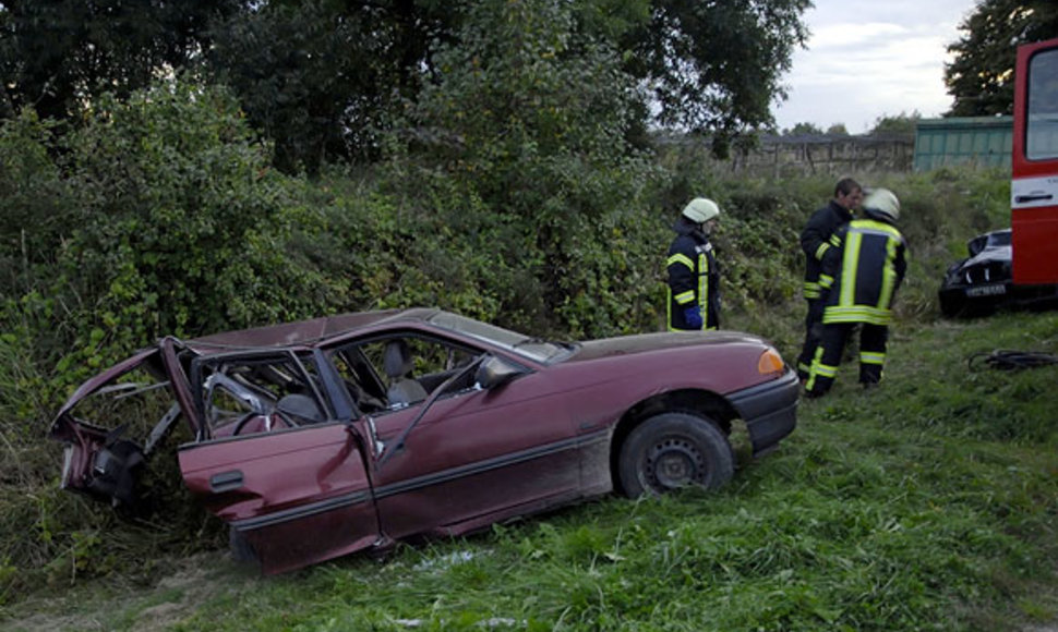 Per girto vairuotojo sukeltą avariją Kėdainių r. žuvo šiuo automobiliu važiavę sutuoktiniai, maža mergaitė atsidūrė reanimacijoje