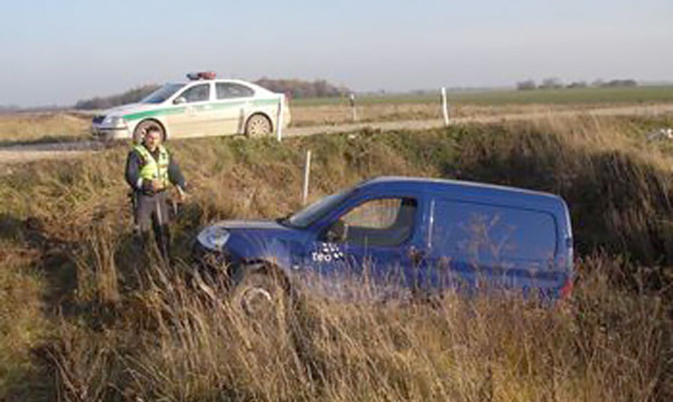 Biržų rajone apvirtęs &bdquo;Citroen Berlingo&ldquo;