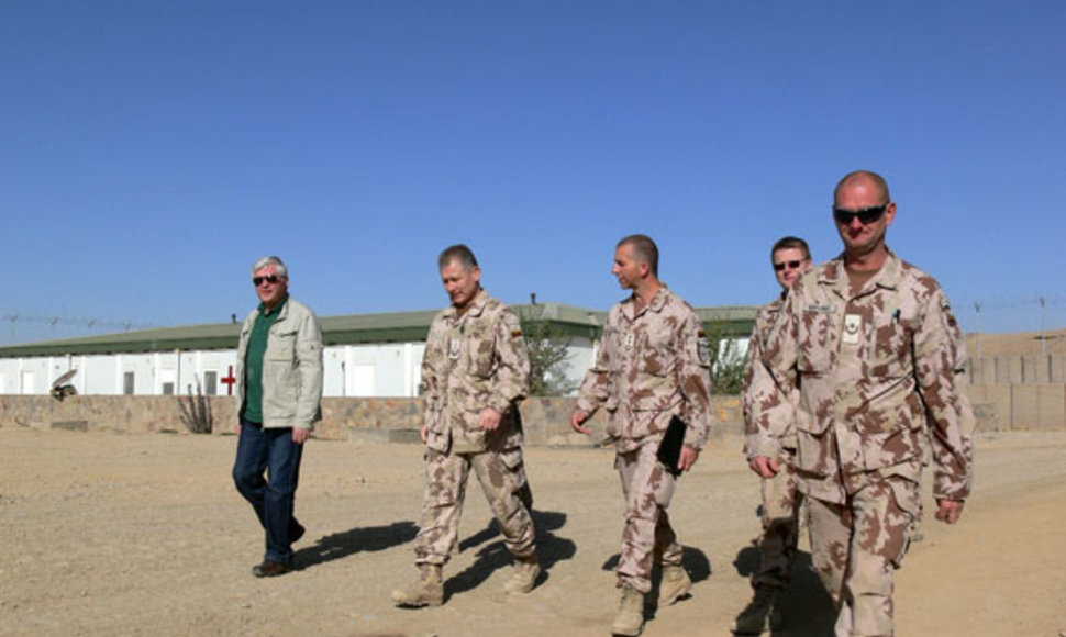 Krašto apsaugos viceministras ir kariuomenes vadas apžiūri stovyklą