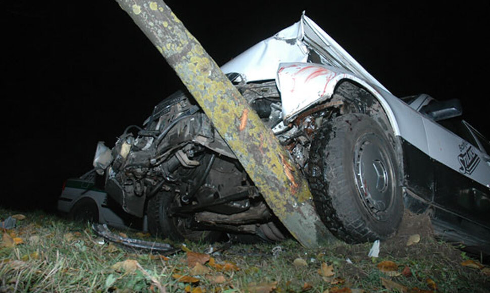 Į medį įsirėžęs automobilis