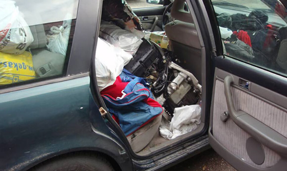 Daiktų prikimštas automobilis