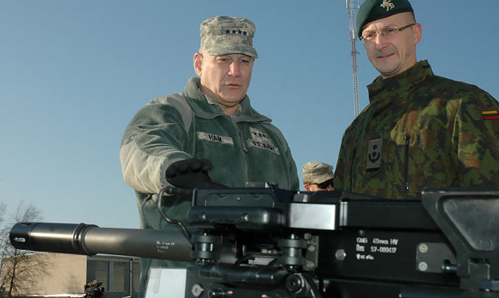 Generolas C.F.Hamas (kairėje) Rukloje domisi Lietuvos kariuomenės ginkluote