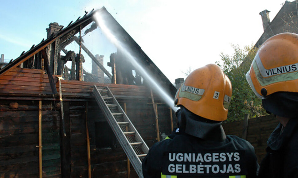 Ugniagesiai gesina gaisrą