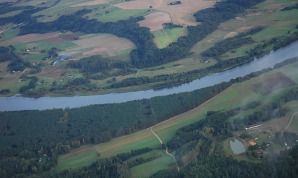 Parašiutininkų matomi vaizdai virš Pociūnų aerodromo