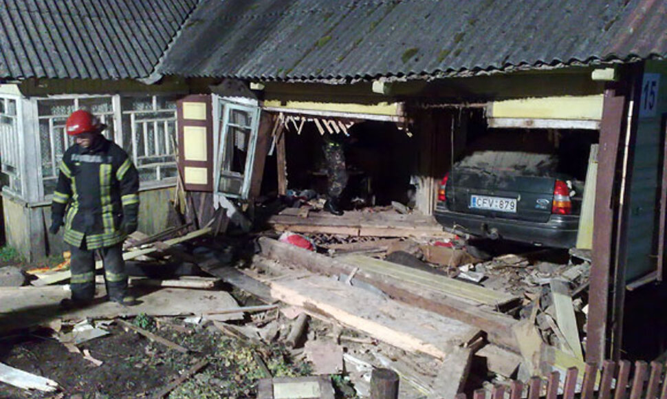 Į namą įskriejęs automobilis Parudaminio kaime