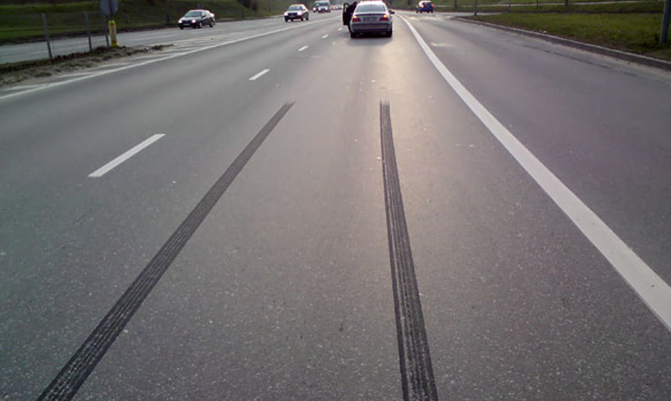 Automobilio stabdymo žymės ant asfalto