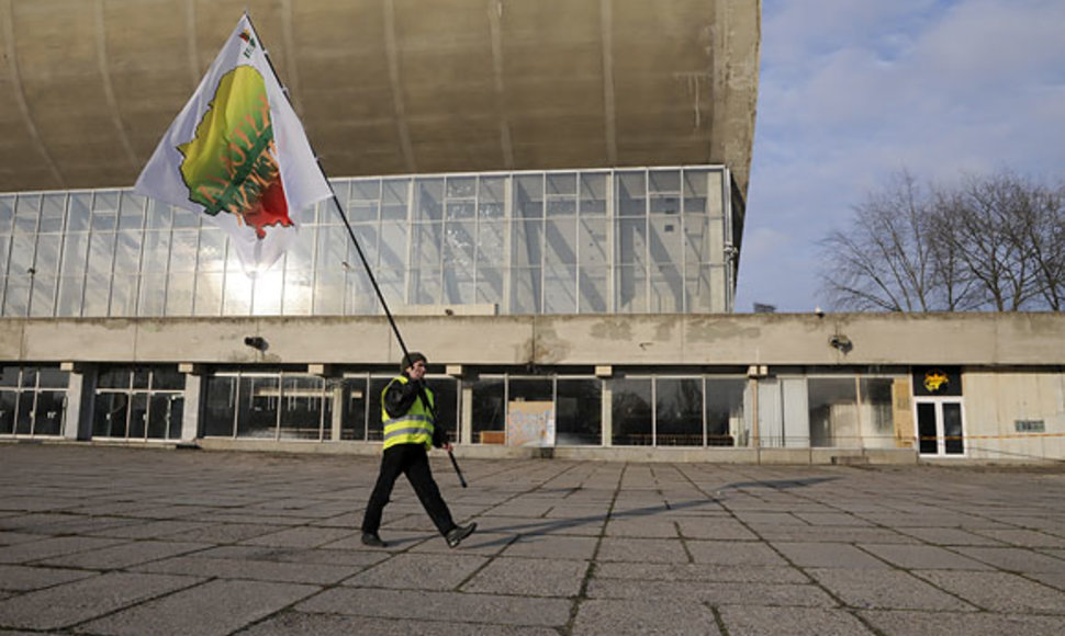 Šeštadienį prie Vilniaus koncertų ir sporto rūmų susirinko mitinguotojai, reikalaujantys panaikinti, jų manymu, Lietuvoje įsigalėjusią oligarchiją.