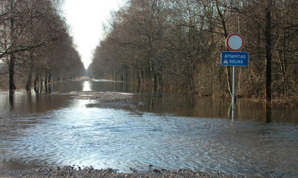 Potvynis. Užlietas kelias