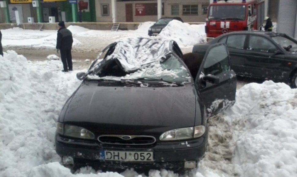 Šiauliuose sniego suniokotas automobilis