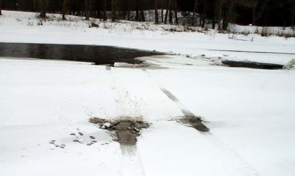 Automobilio vėžės ant upės ledo
