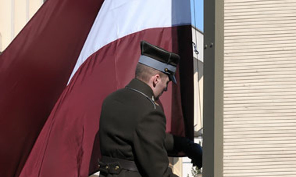 Keliama Latvijos vėliava