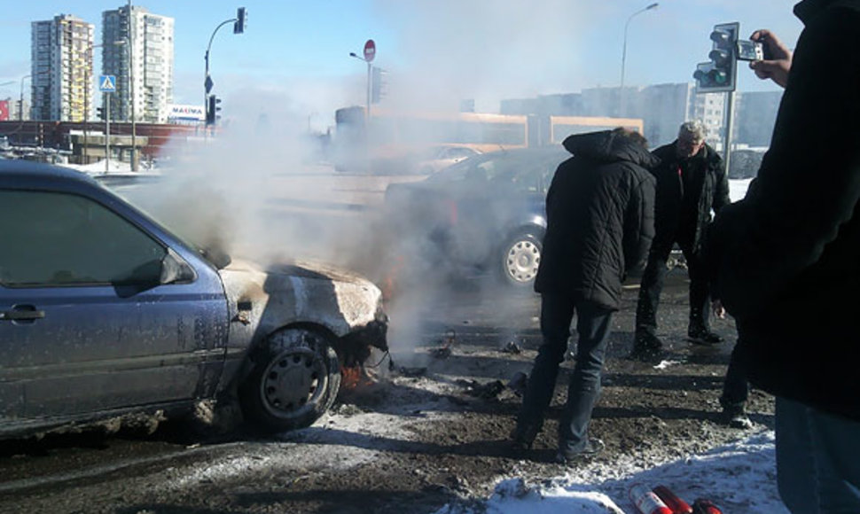 Ozo g. Vilniuje dega automobilis