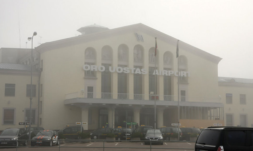 Vilniaus oro uostas skendi rūke