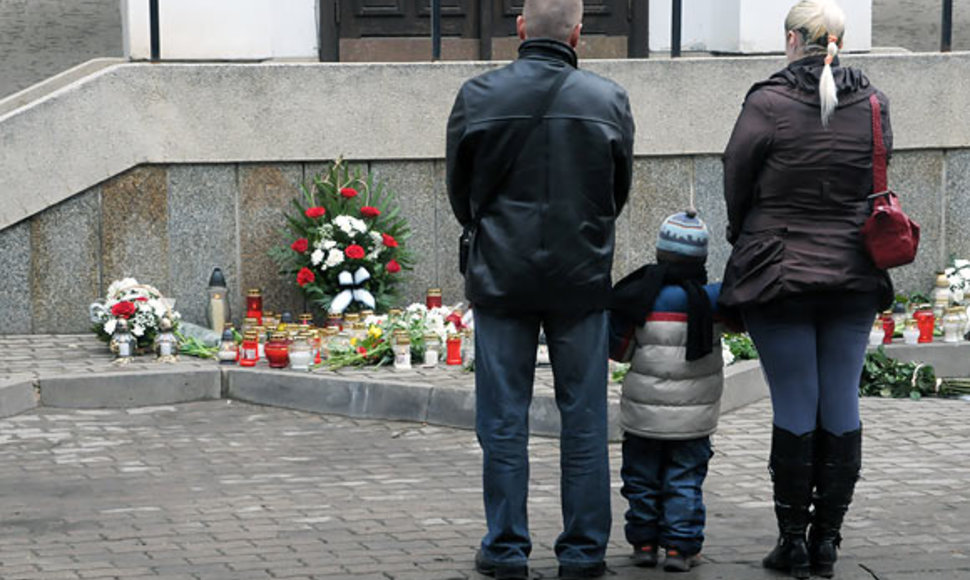 Vilniečiai prie Lenkijos ambasados atiduoda pagarbą žuvusiesiems aviakatastrofoje