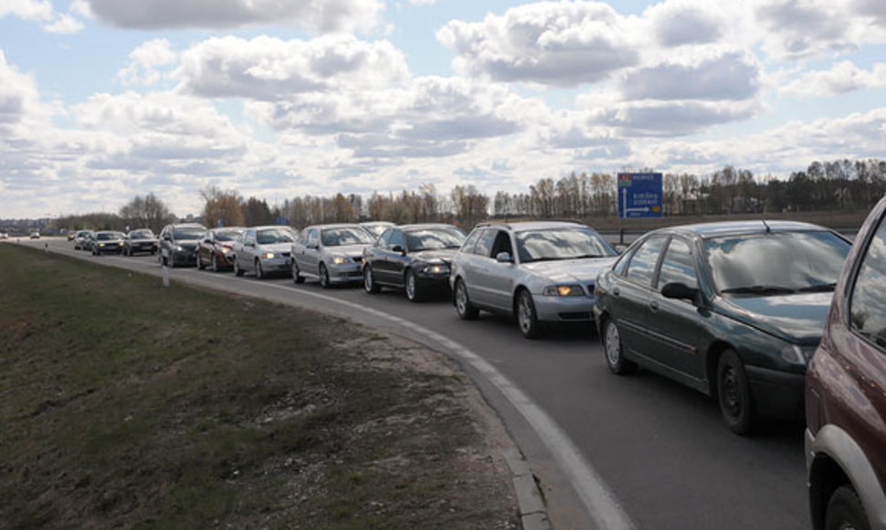 Šimtai, per brangiais degalais pasipiktinusių vairuotojojų, šeštadienį įvairiuose Lietuvos miestuose savo automobiliais užkimšo degalines. 
