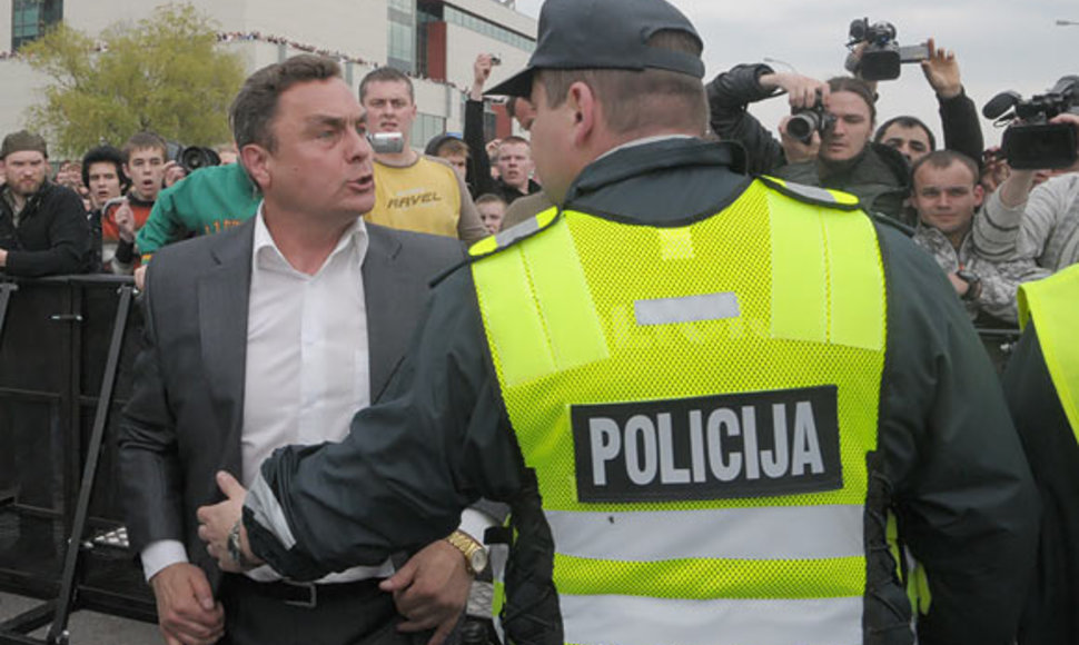 Seimo narys Petras Gražulis veržiasi pro policininkus