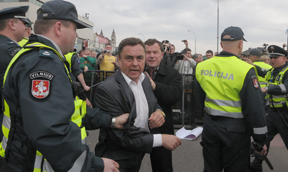 Seimo nariai Petras Gražulis ir Kazys Uoka veržiasi pro policininkus