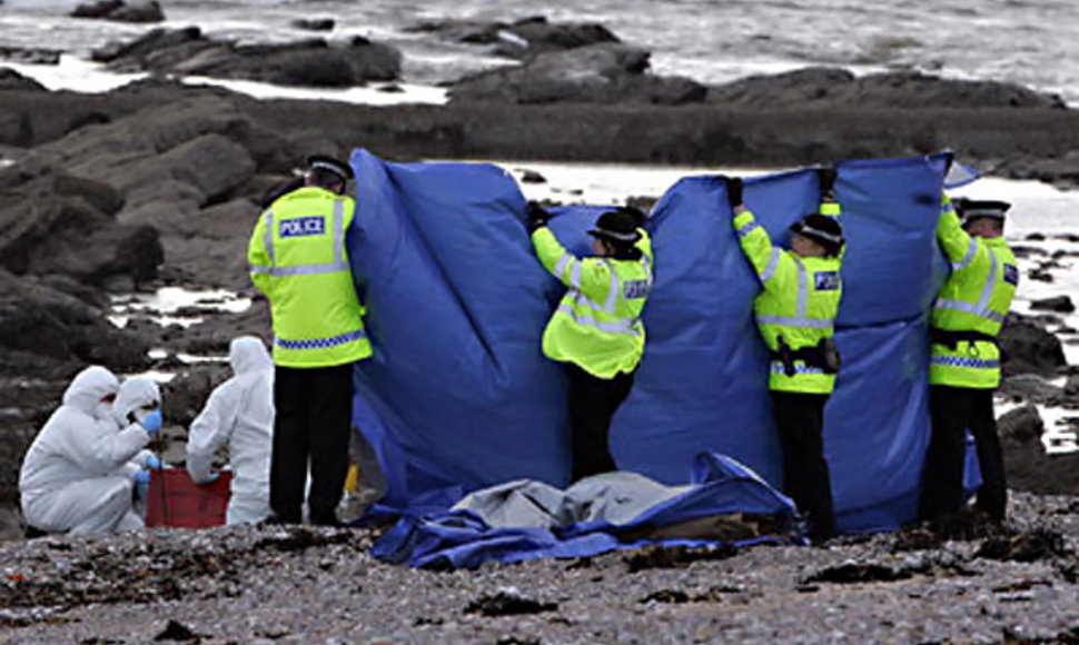 Škotijos pareigūnai ap-iūri vietą pajūryje, kur rasta gabalais sukapota lietuvė
