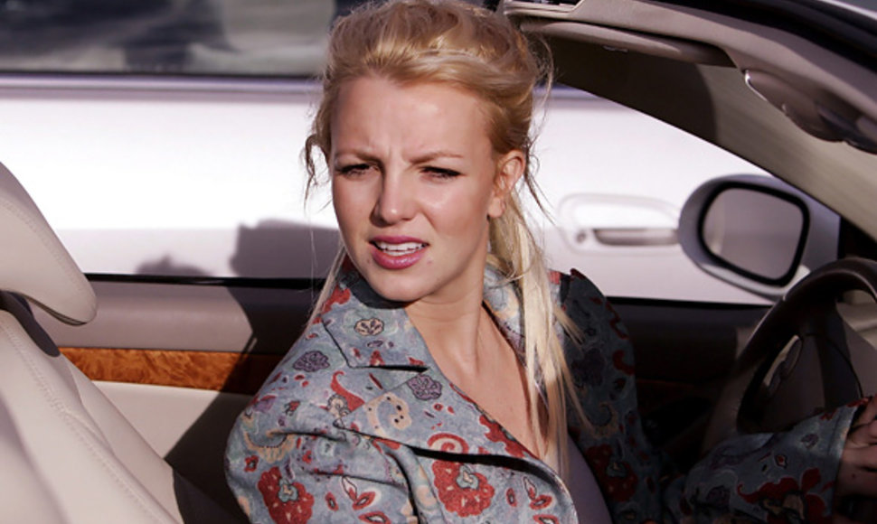 Britney Spears prie automobilio vairo