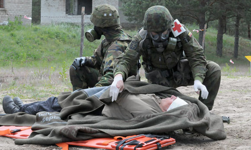 Karo medikai evakuoja tariamai nukentėjusį gyventoją