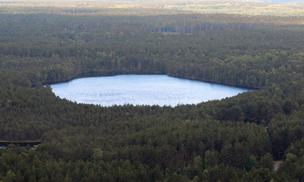 Ežeras miško viduryje