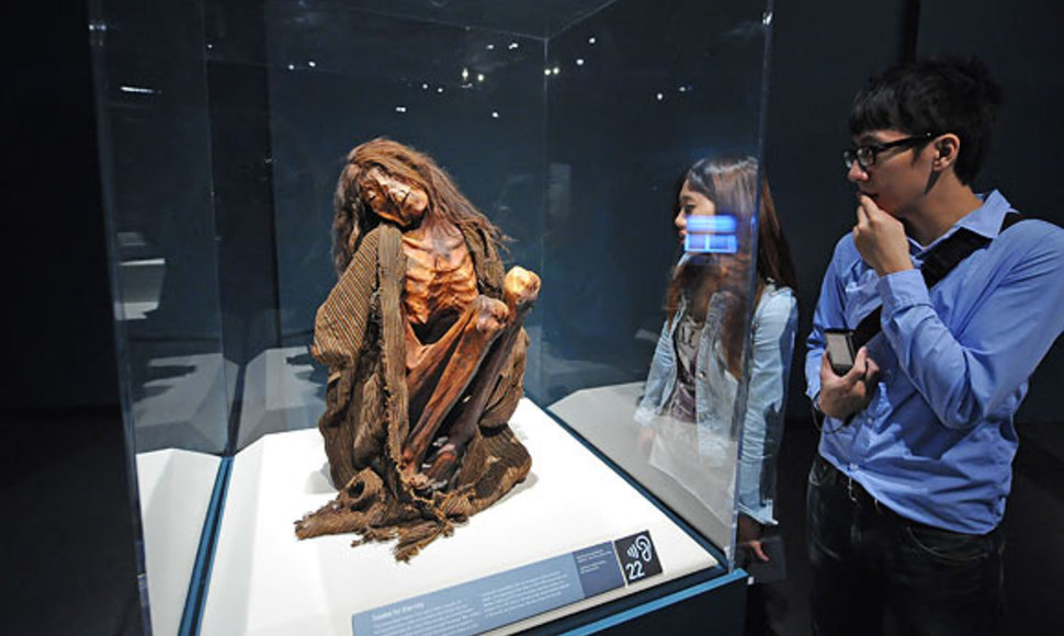 Lankytojai apžiūri suaugusios moters mumiją iš Peru (maždaug XIII a.)