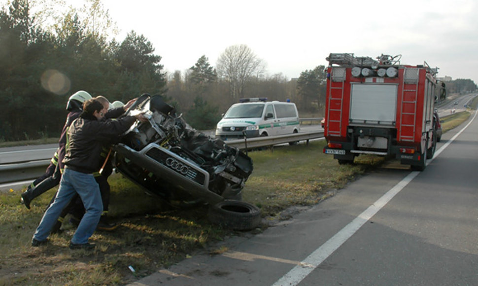 Bandoma atversti apsivertusį automobilį