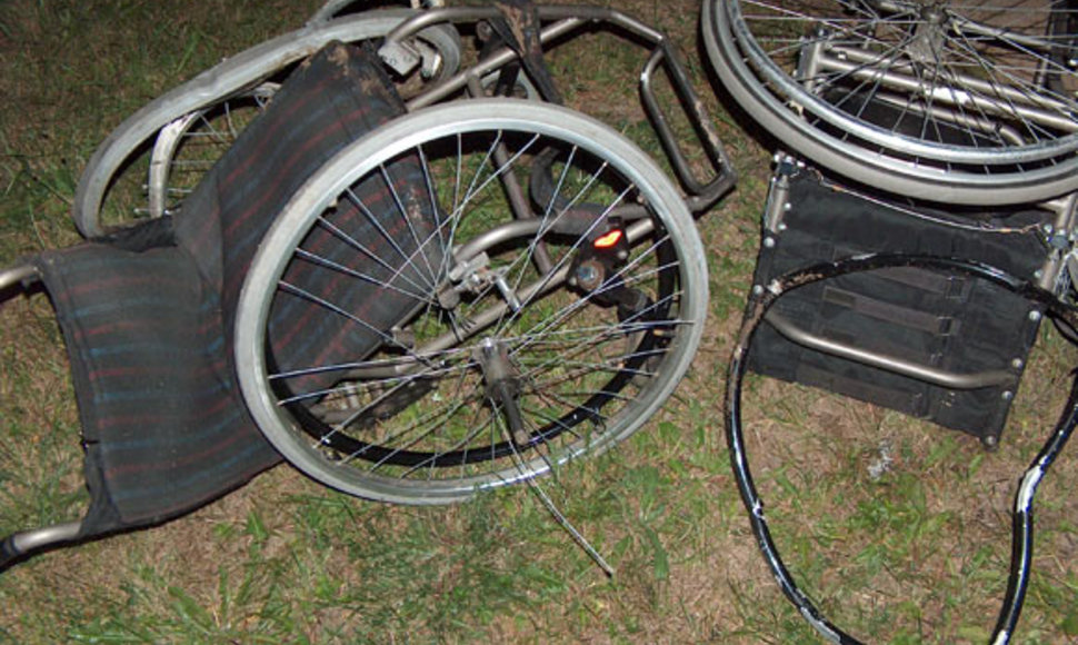 Po avarijos sumaitotas neįgaliojo vežimėlis. Archyvo nuotrauka