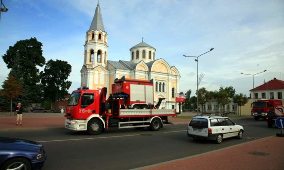 Lenkų ugniagesiai per Ukmergę važiuoja namo
