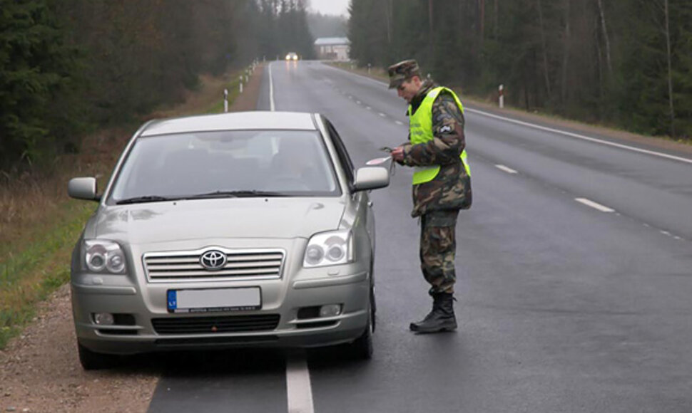 Būsimasis pasienietis tikrina automobilio ir vairuotojo dokumentus