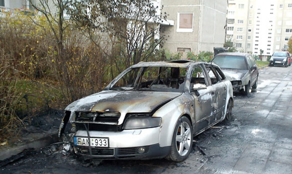 Sudegę automobiliai Vilniuje, Fabijoniškių g.