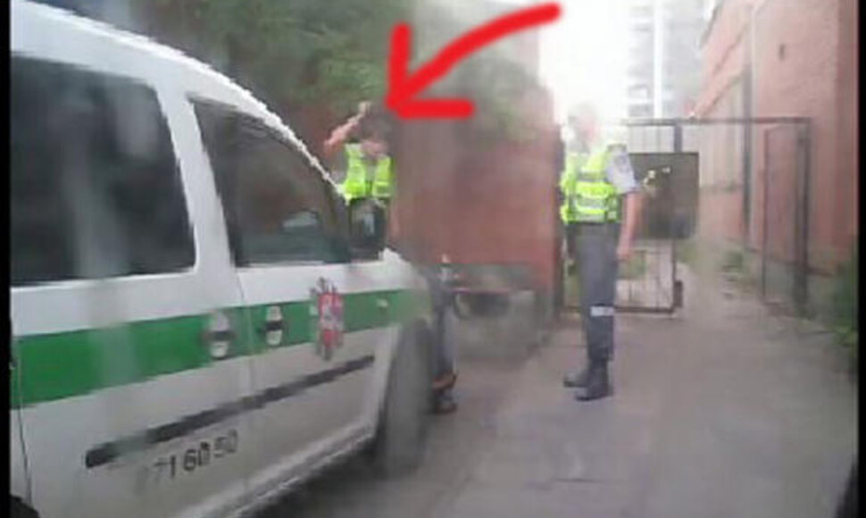 Policininkas muša sulaikytą jaunuolį