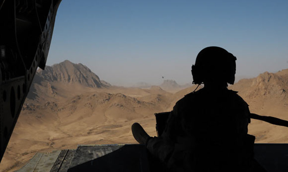Kulkosvaidininkas virš Afganistano skrendančiame sraigtasparnyje
