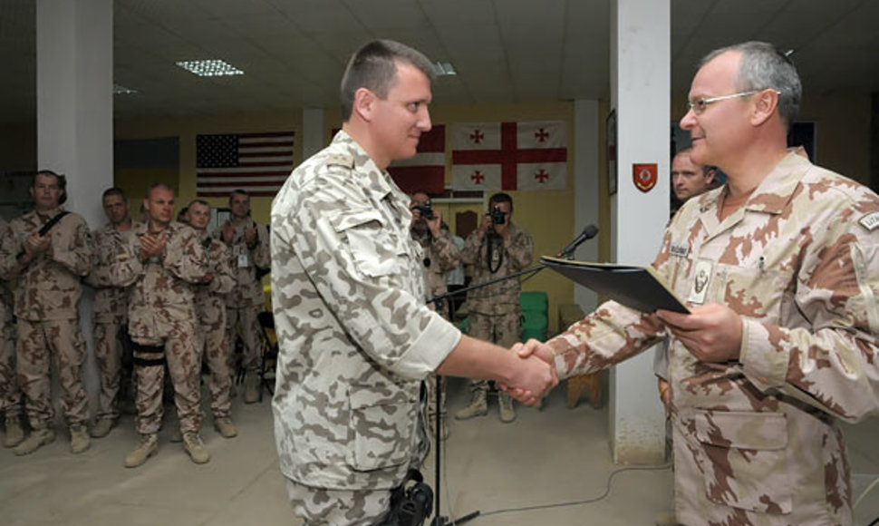 Lankydamasis Afganistane generolas A.Vaičeliūnas apdovanojo ukrainiečių karo medikus, kurie iš karto po incidento operavo Čagčarano centre peršautus Lietuvos karius