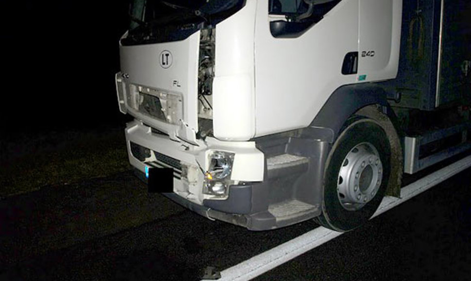 Vilkikas „Volvo“ po avarijos Ukmergės rajone